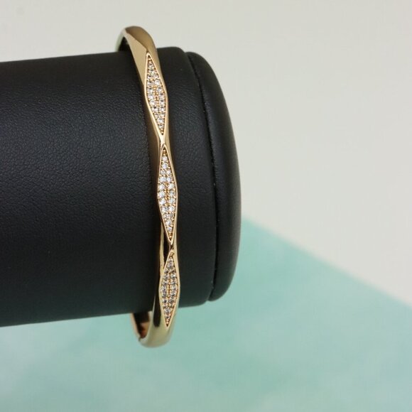 Elegant Wave Pattern Rose Gold Bangle with Sparkling Detailing, XPBL0483 - Picture 6 of 11